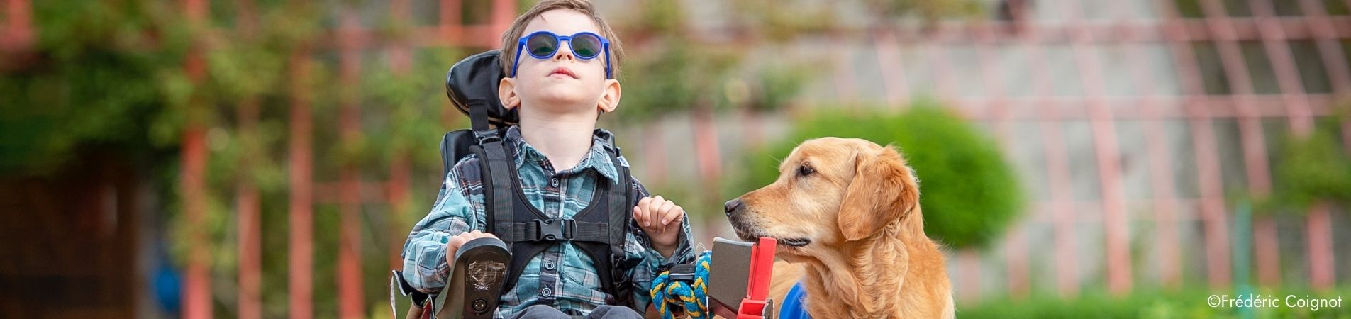 Un enfant en situation de handicap avec un chien d'assistance