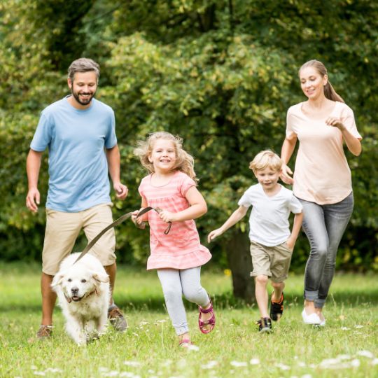 Une famille avec un chien en laisse