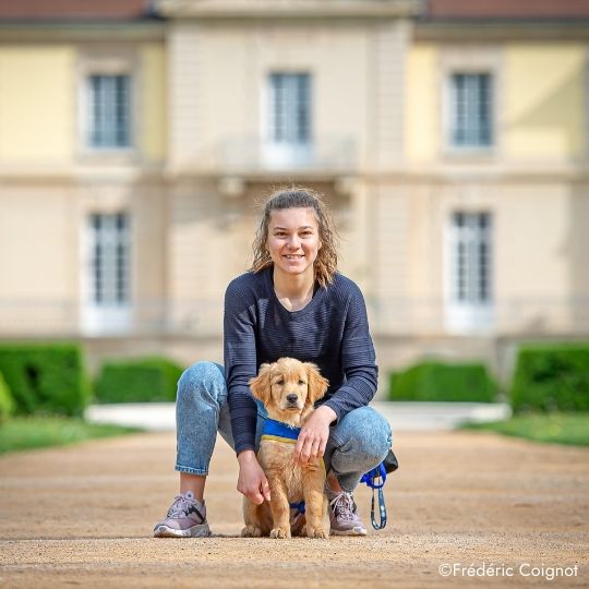 Femme accroupie avec un chiot